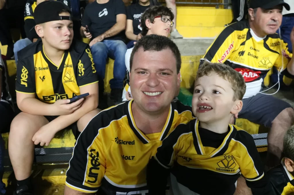 Arquibancadas do estádio vibram com a despedida de Eder, com mais de 15 mil torcedores presentes