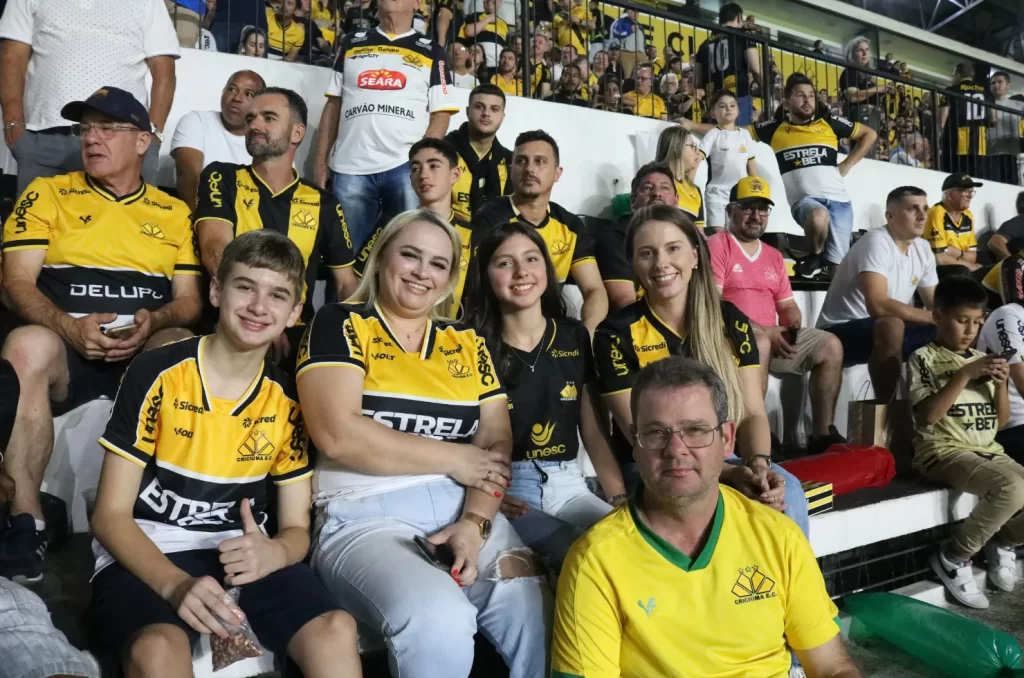 Arquibancadas do estádio vibram com a despedida de Eder, com mais de 15 mil torcedores presentes