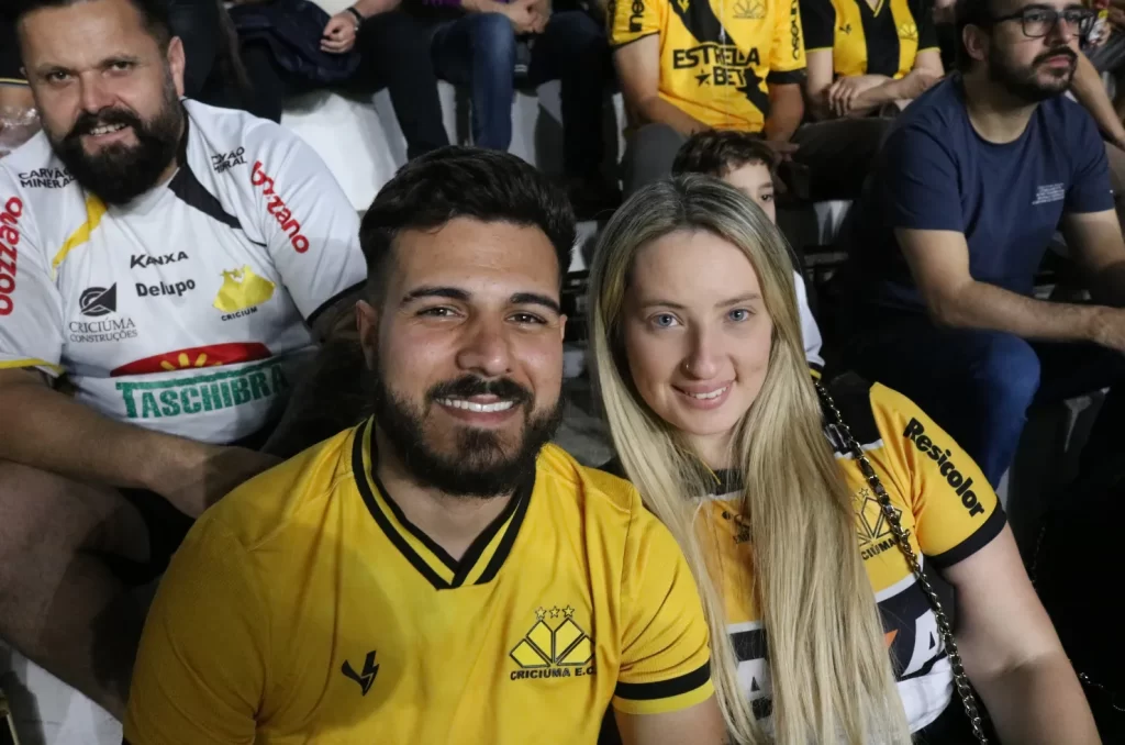 Arquibancadas do estádio vibram com a despedida de Eder, com mais de 15 mil torcedores presentes