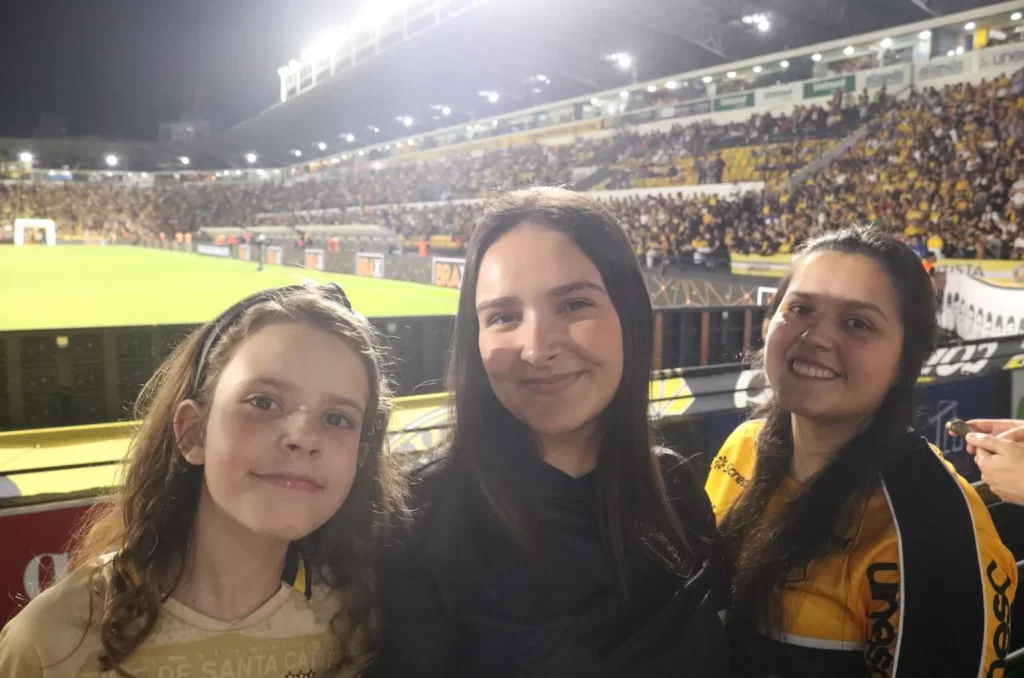Arquibancadas do estádio vibram com a despedida de Eder, com mais de 15 mil torcedores presentes