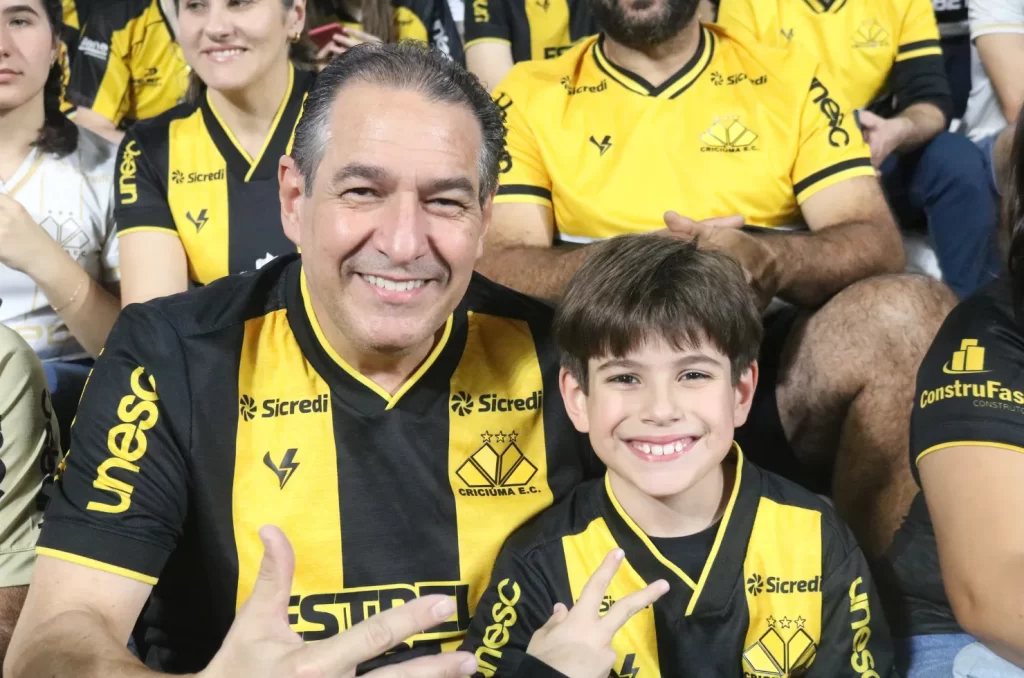 Arquibancadas do estádio vibram com a despedida de Eder, com mais de 15 mil torcedores presentes