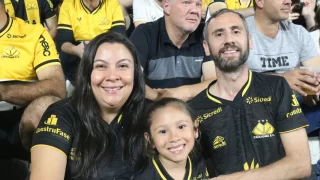 Arquibancadas do estádio vibram com a despedida de Eder, com mais de 15 mil torcedores presentes