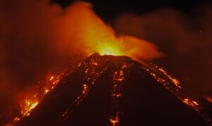 Erupção do Etna fecha aeroporto de Catânia e interrompe voos