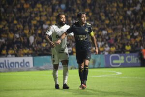 Brasileirão: Criciúma vence Atlético-MG em noite de despedida de Eder dos gramados