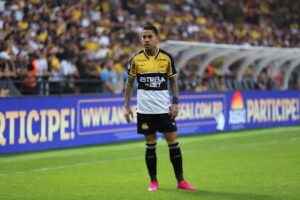 Retornando após mais de um mês, Matheusinho chega a segunda assistência no Brasileirão