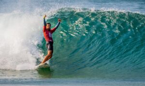 Surfista formado em Santa Catarina vai estar na elite da modalidade mundial em 2025