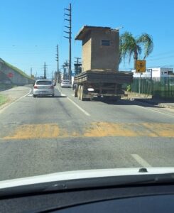 Suposto banheiro transportado por caminhão em rodovia chama atenção em Tubarão