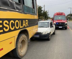 Automóvel colide em micro-ônibus escolar em Jaguaruna