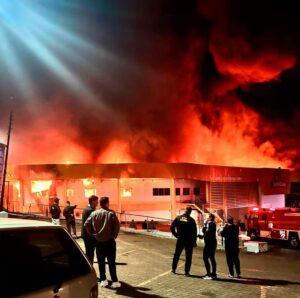[VÍDEO] Incêndio de grandes proporções provoca destruição em frigorífico gaúcho próximo da divisa com SC