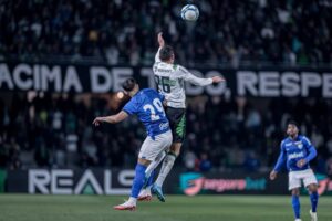 Avaí é derrotado pelo Coritiba e sequência positiva é interrompida no Brasileirão da Série B