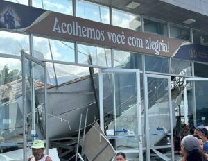 Teto de igreja desaba e provoca mortes em Recife