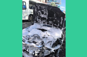 Carro pega fogo após colisão na Av. Centenário