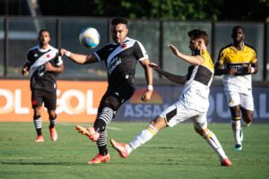 Criciúma recebe Vasco em duelo direto para permanecer longe da zona de rebaixamento do Brasileirão