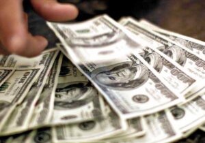 Dólar sobe e atinge maior patamar desde 2021