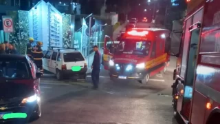 Veículo envolvido no acidente em Criciúma, sendo atendido pelos Bombeiros