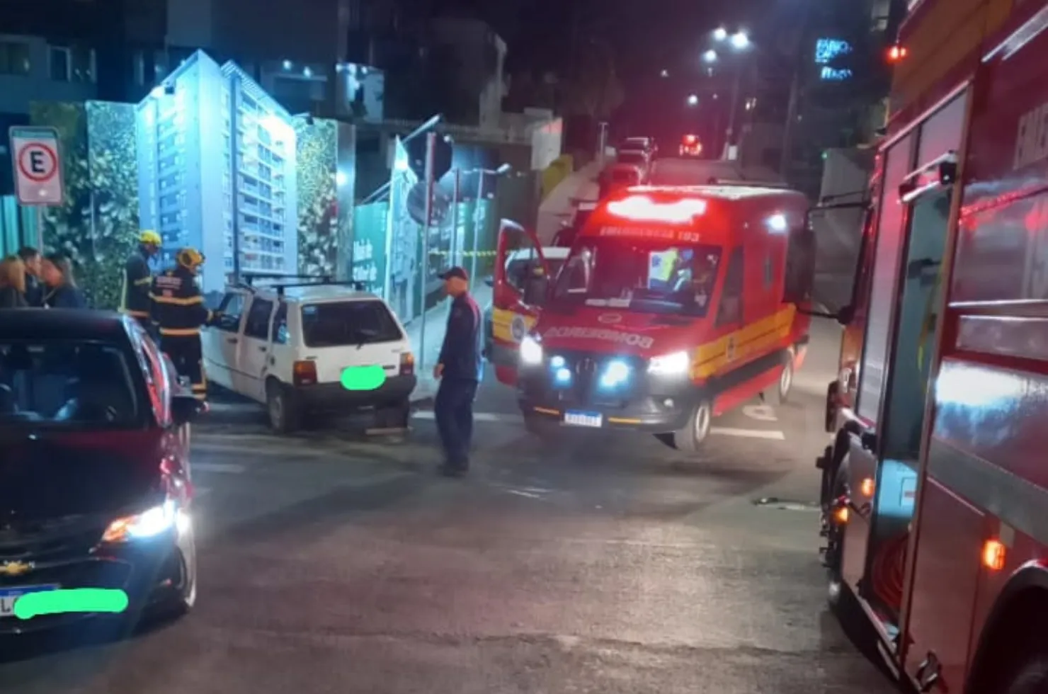 Veículo envolvido no acidente em Criciúma, sendo atendido pelos Bombeiros