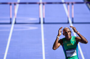 Alison dos Santos avança às semifinais em busca de nova medalha olímpica
