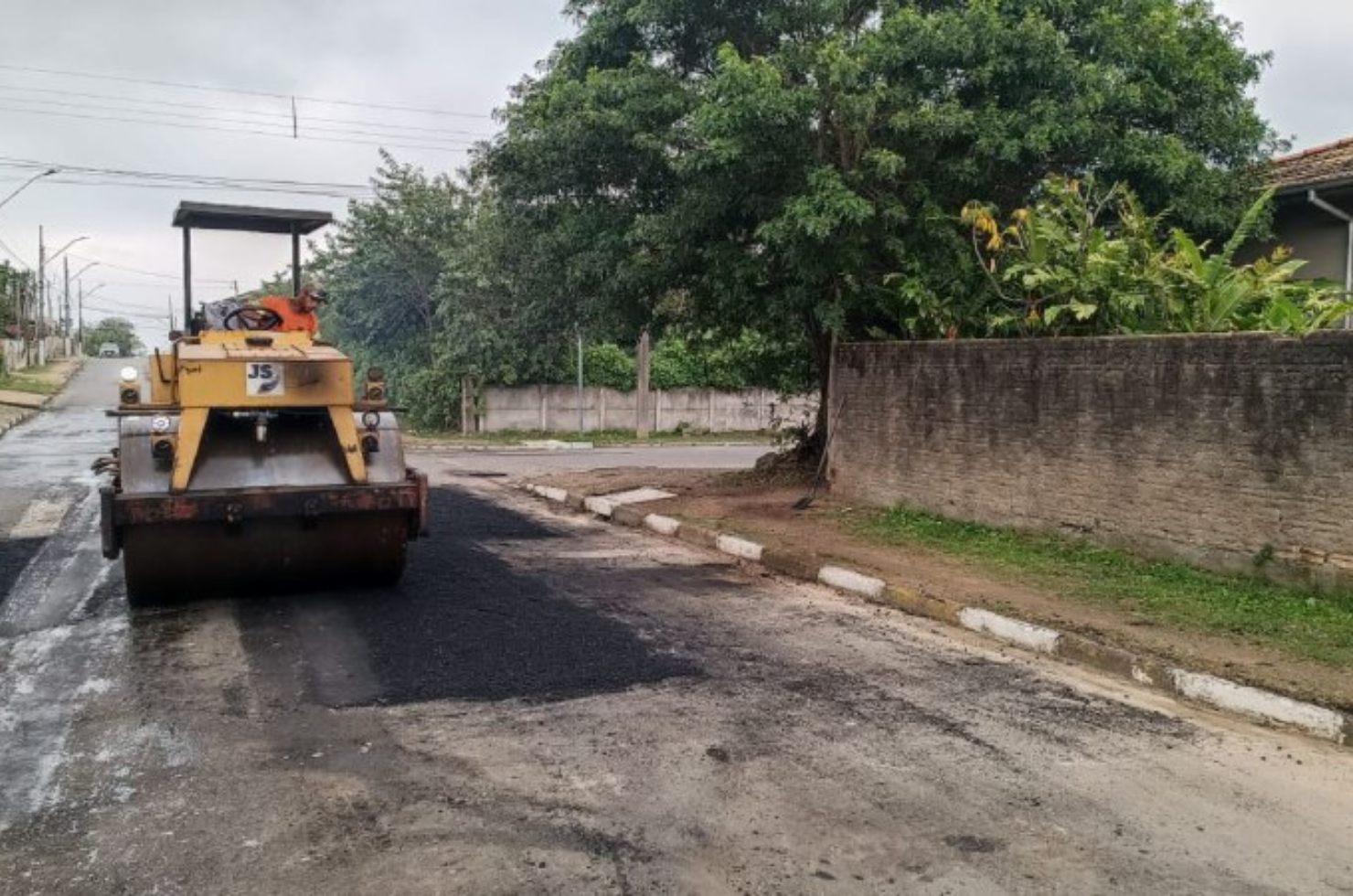 Operação tapa-buracos é realizada em Capivari de Baixo