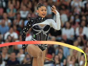 Bárbara Domingos faz história e leva Brasil à final olímpica na ginástica rítmica.