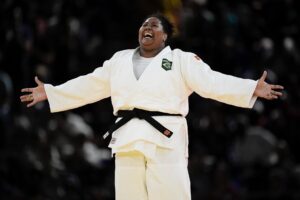 Judoca Beatriz Souza garante o primeiro ouro para o Brasil em Paris