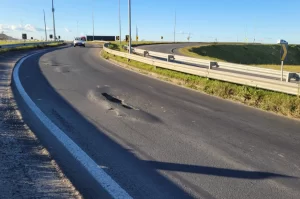 Buracos na alça de acesso da Via Rápida geram indefinição