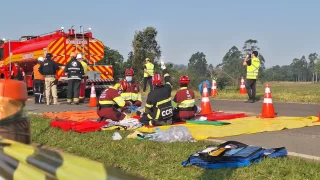 Equipes da CCR Via Costeira e forças de segurança simulando um acidente na BR-101 em Criciúma