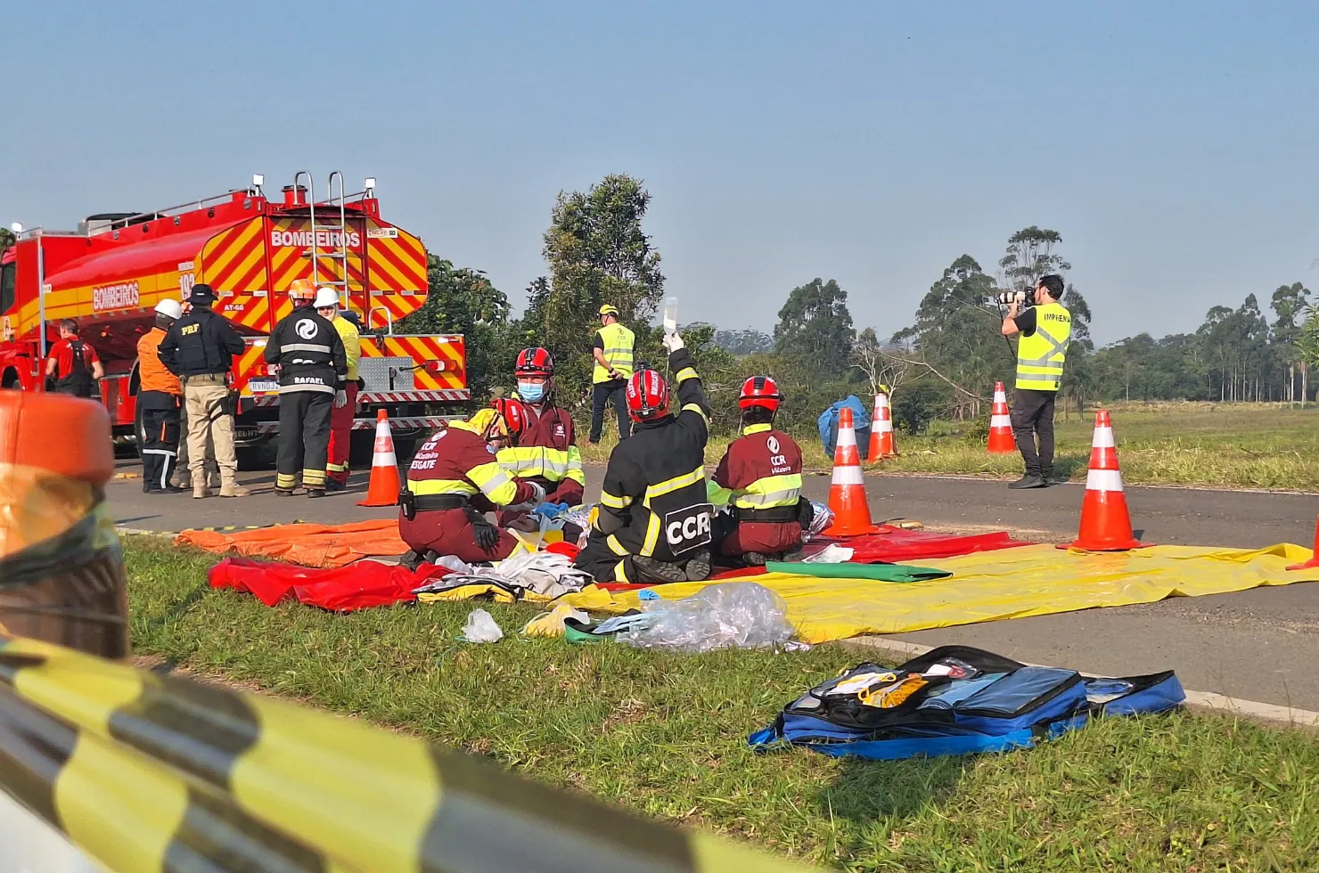 Equipes da CCR Via Costeira e forças de segurança simulando um acidente na BR-101 em Criciúma