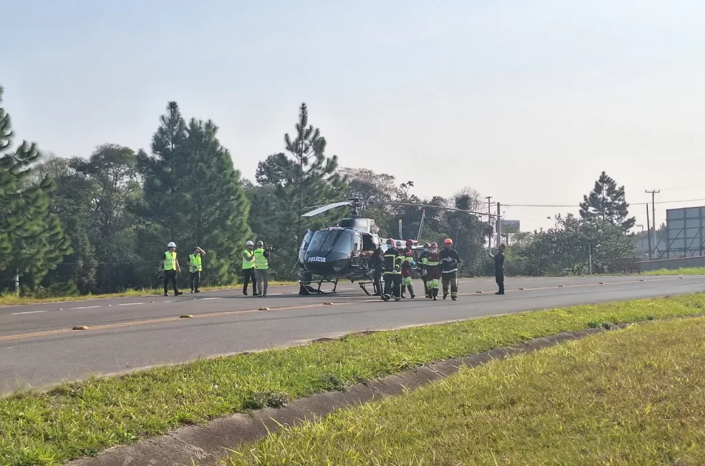 Aeronave do SAER / Sarasul participando do simulado de acidente na BR-101 em Criciúma, organizado pela CCR Via Costeira