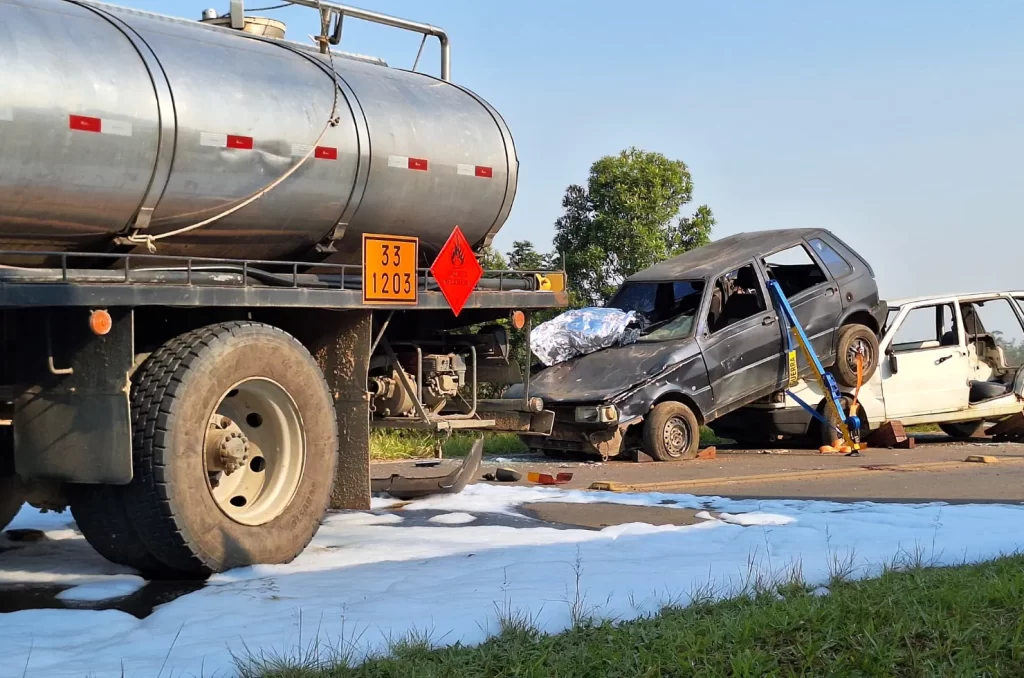 Veículos envolvidos no simulado de colisão traseira na BR-101, com vazamento de gasolina