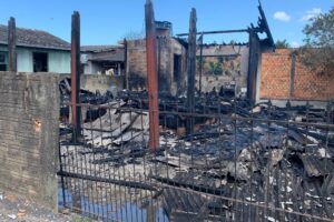 Incêndio no bairro Vila Nova destrói casa em Imbituba