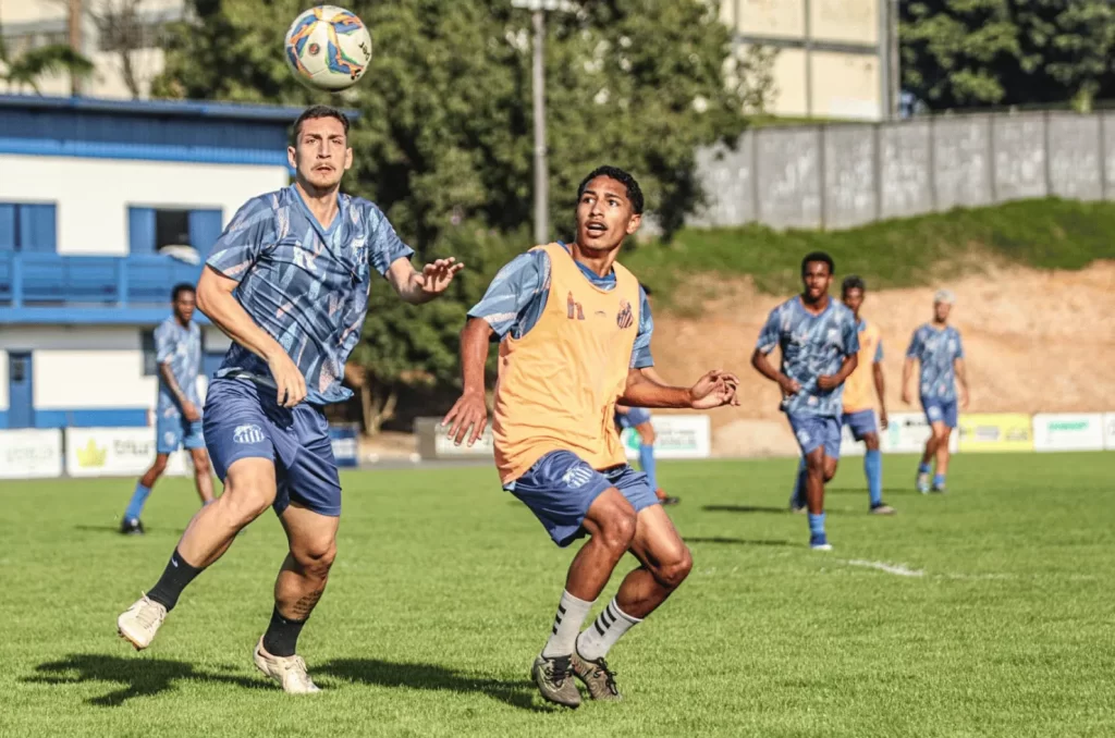 Jogadores do Caravaggio em treino no Estádio da Montanha, se preparando para a final do Campeonato Catarinense