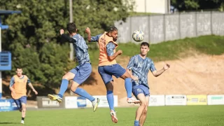 Jogadores do Caravaggio em treino no Estádio da Montanha, se preparando para a final do Campeonato Catarinense