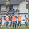 Jogadores do Azulão treinando no campo em frente ao Santuário Nossa Senhora de Caravaggio. Técnico Luís Carlos Cruz orienta a atividade