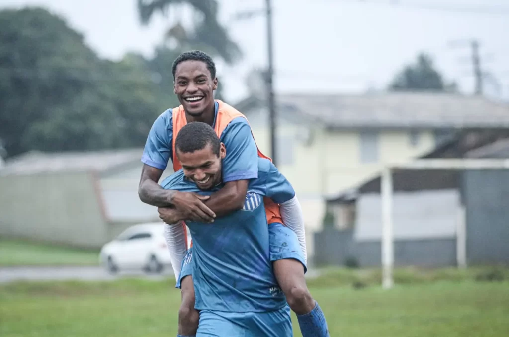 Jogadores do Azulão praticando finalizações durante o treino, em preparação para a decisão da Série B do Campeonato Catarinense