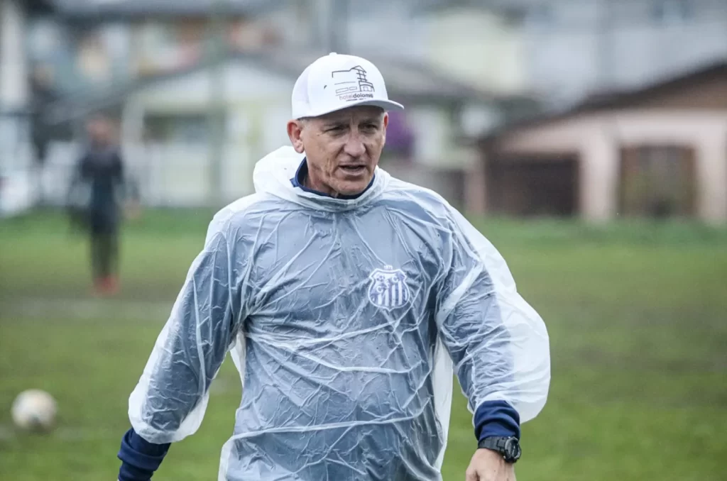 Técnico Luís Carlos Cruz comandando o treino do Azulão, focando em jogadas ofensivas e defensivas