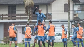 Jogadores do Azulão treinando no campo em frente ao Santuário Nossa Senhora de Caravaggio. Técnico Luís Carlos Cruz orienta a atividade