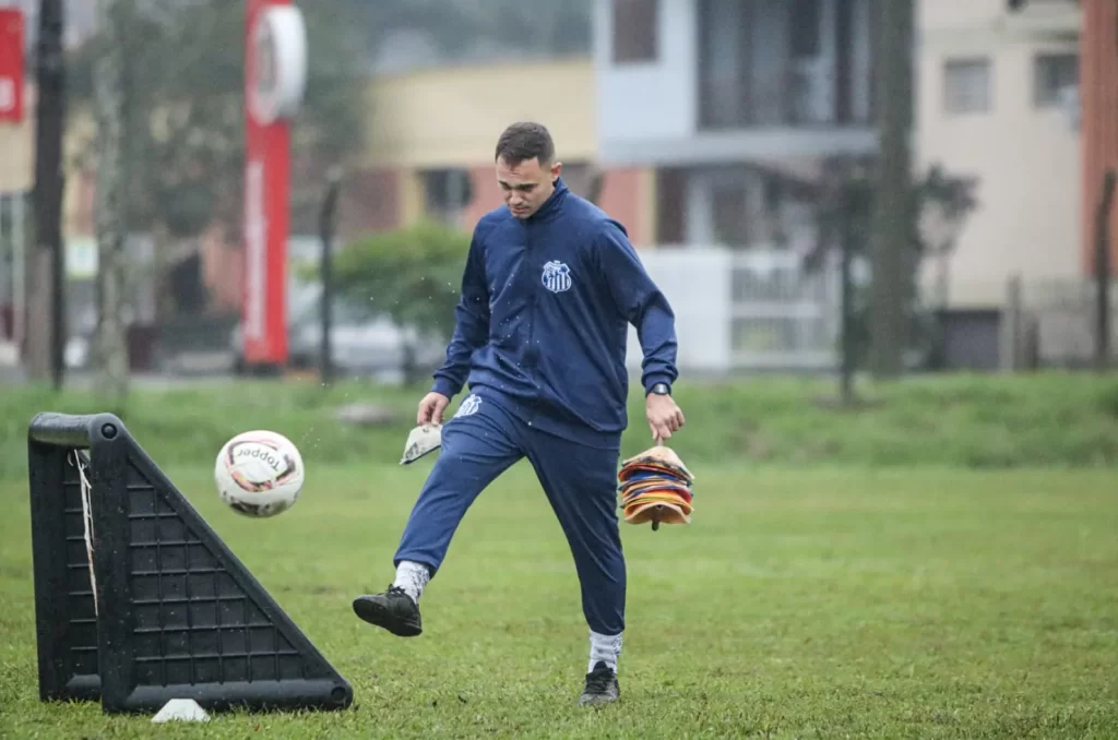 Jogadores do Azulão praticando finalizações durante o treino, em preparação para a decisão da Série B do Campeonato Catarinense