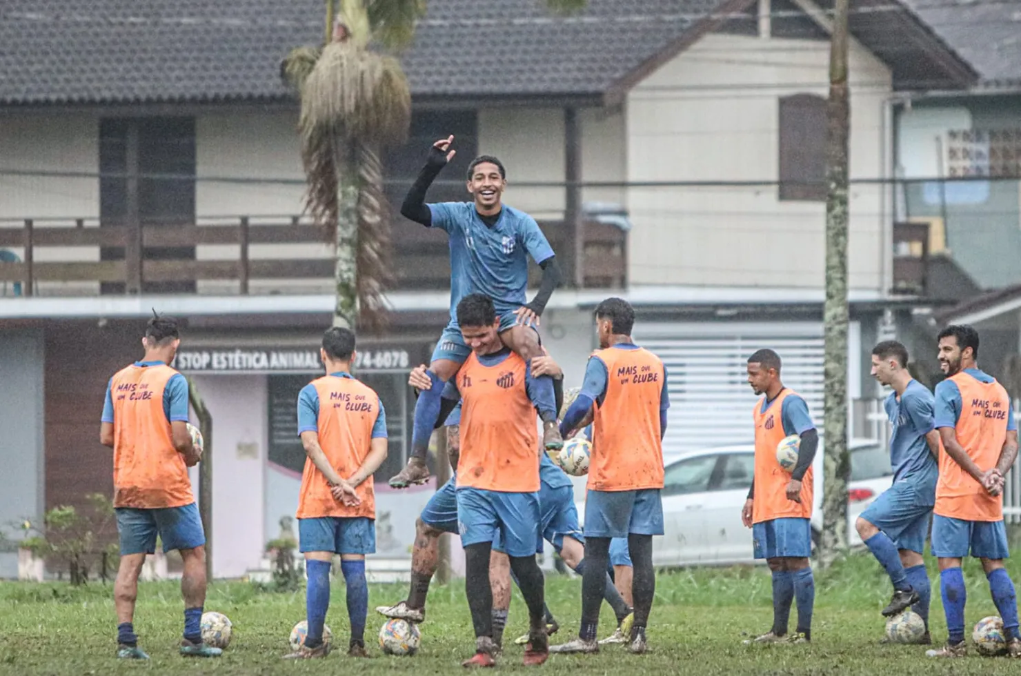 Jogadores do Azulão treinando no campo em frente ao Santuário Nossa Senhora de Caravaggio. Técnico Luís Carlos Cruz orienta a atividade