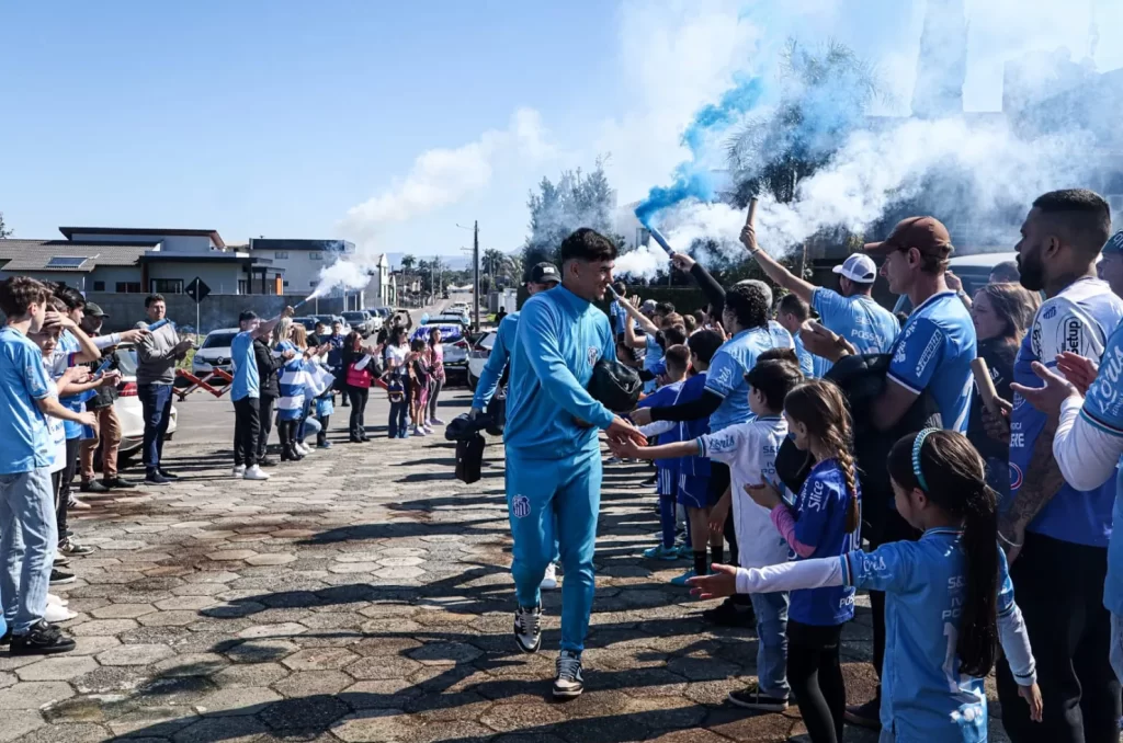 Jogadores do Caravaggio cumprimentando torcedores durante a chegada para o Match Day