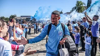 Jogadores do Caravaggio cumprimentando torcedores durante a chegada para o Match Day