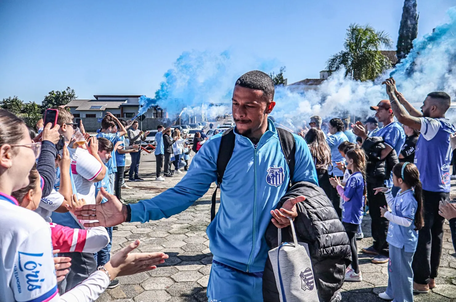 Jogadores do Caravaggio cumprimentando torcedores durante a chegada para o Match Day