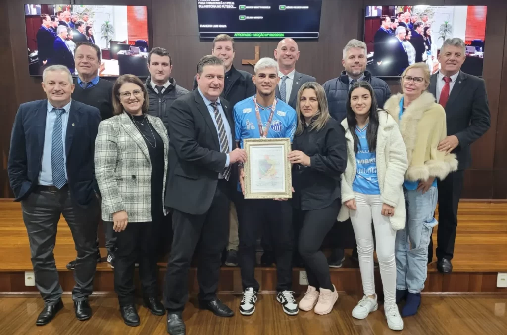 Atacante Elyson, de 19 anos, recebe Moção Honrosa na Câmara de Vereadores de Nova Veneza por gol que garantiu o acesso à Série A