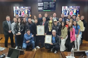 Caravaggio recebe homenagens pelo título e acesso à Série A