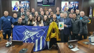 Caravaggio recebe moção de aplausos durante sessão da Câmara de Vereadores de Nova Veneza após o acesso para a Série A do Campeonato Catarinense 2025