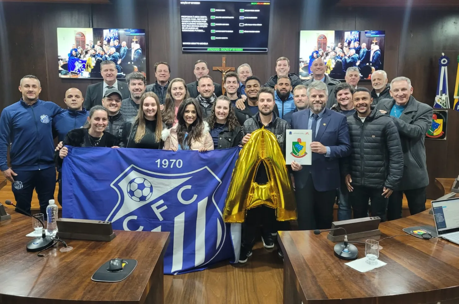 Caravaggio recebe moção de aplausos durante sessão da Câmara de Vereadores de Nova Veneza após o acesso para a Série A do Campeonato Catarinense 2025