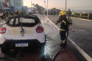 Carro pega fogo e mobiliza bombeiros na Praia Brava, em Itajaí