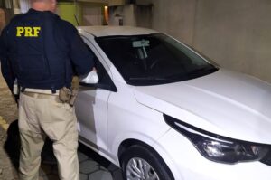 Carro roubado no RJ é recuperado na BR-101 em Itapema