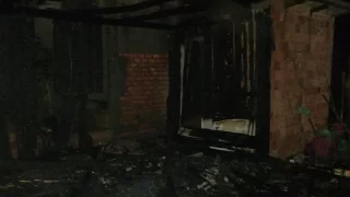 Casa abandonada é destruída por incêndio no Balneário Rincão