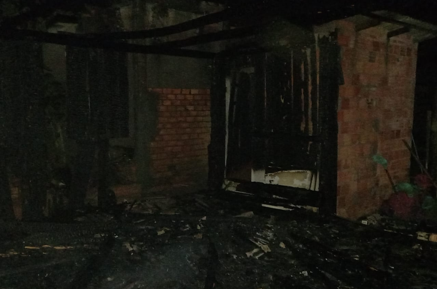 Casa abandonada é destruída por incêndio no Balneário Rincão