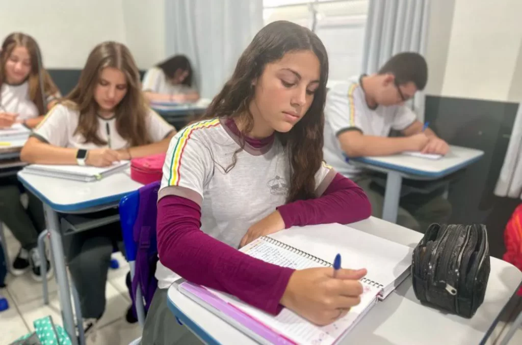 Alunos em atividade escolar em Cocal do Sul